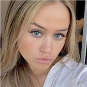 prof à domicile ou en ligne, cours d’une étudiante en master de droit des affaires